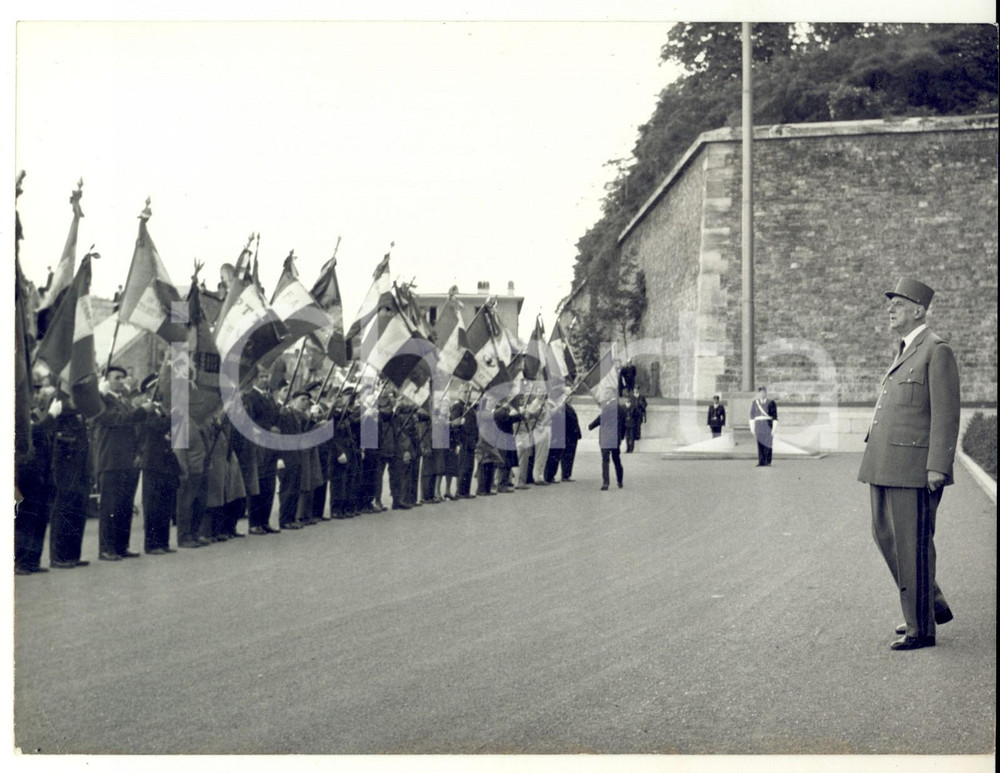Fotografia d epoca originale 1963 MONT VALERIEN GÃ©nÃ©ral DE GAULLE avec les associations de RÃ©sistants Photo 1