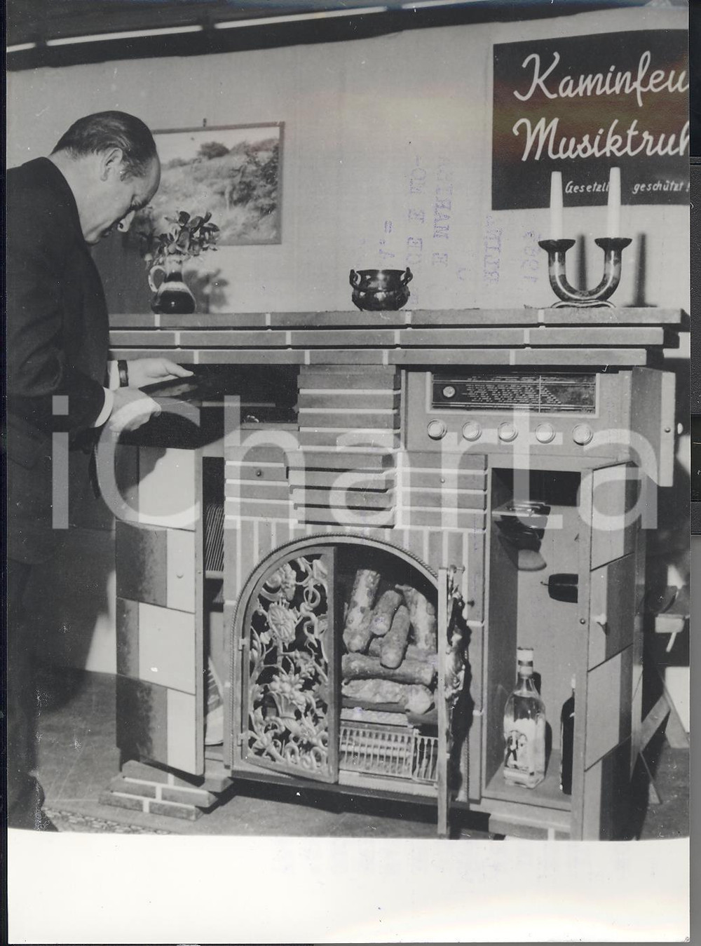 Fotografia d epoca originale 1965 NORIMBERGA XXI Fiera delle Invenzioni e NovitÃ   Il camino con la musica 1