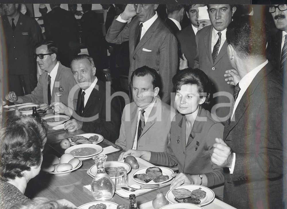 Fotografia d epoca originale 1967 MILANO SIT SIEMENS Valentina TERESKOVA pranza alla mensa aziendale Foto 1