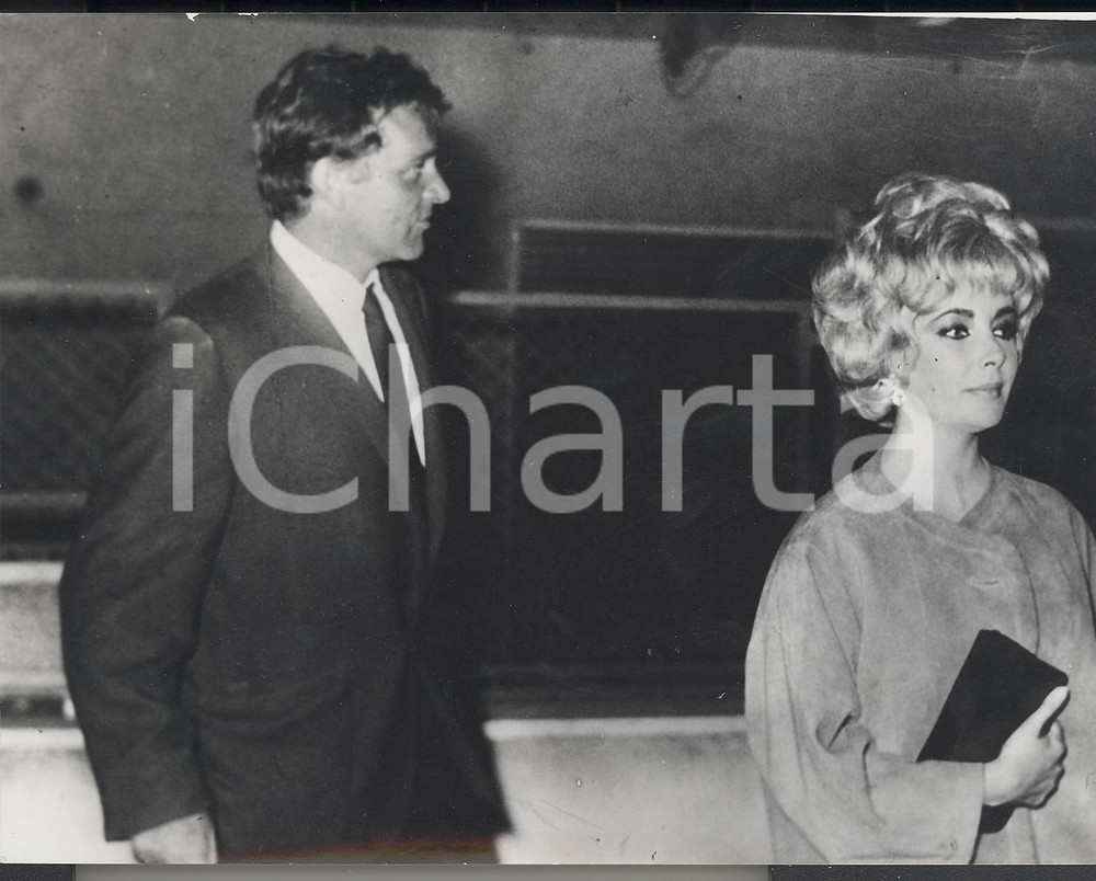 Fotografia d epoca originale 1962 ROMA Richard BURTON e Liz TAYLOR in incognito con parrucca bionda Foto 1