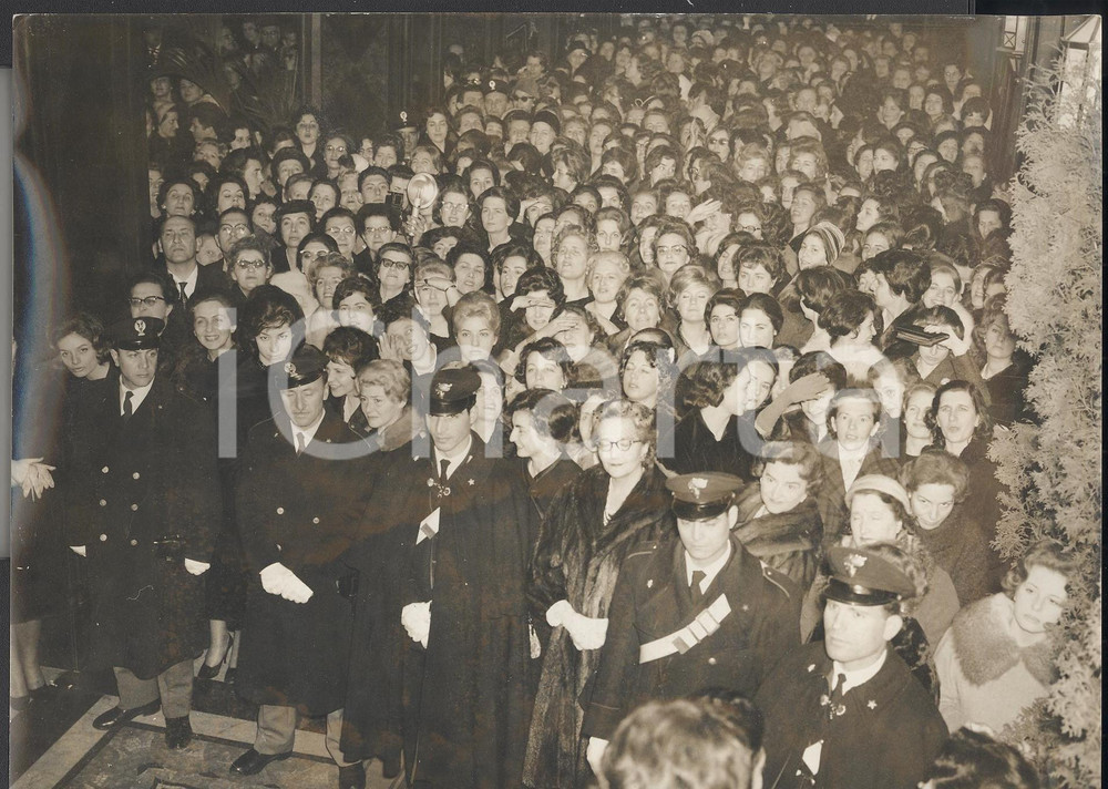 Fotografia d epoca originale 1960 MILANO Cinema Odeon  Blocco di polizia per il film Jovanka e le altre 1
