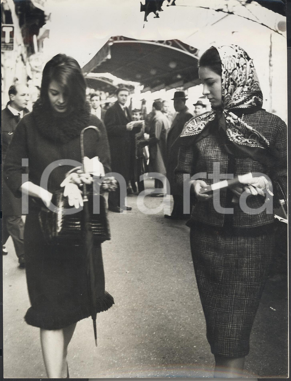Fotografia d epoca originale 1960 ROMA Eleonora ROSSI DRAGO e la figlia Laila a passeggio per il centro Foto 1