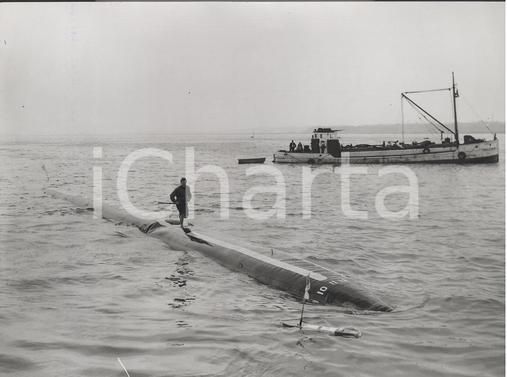 Fotografia d epoca originale 1958 SOUTHAMPTON WATER Francis BACON running on oil cargo Dracone Barge Photo 1