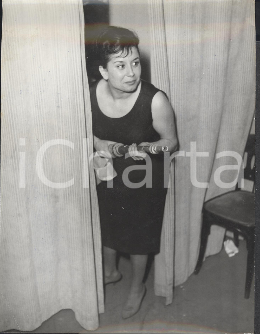 Fotografia d epoca originale 1960 ROMA Prima teatrale Giallo a Roma  Flora CAROSELLO sul palco Foto 1