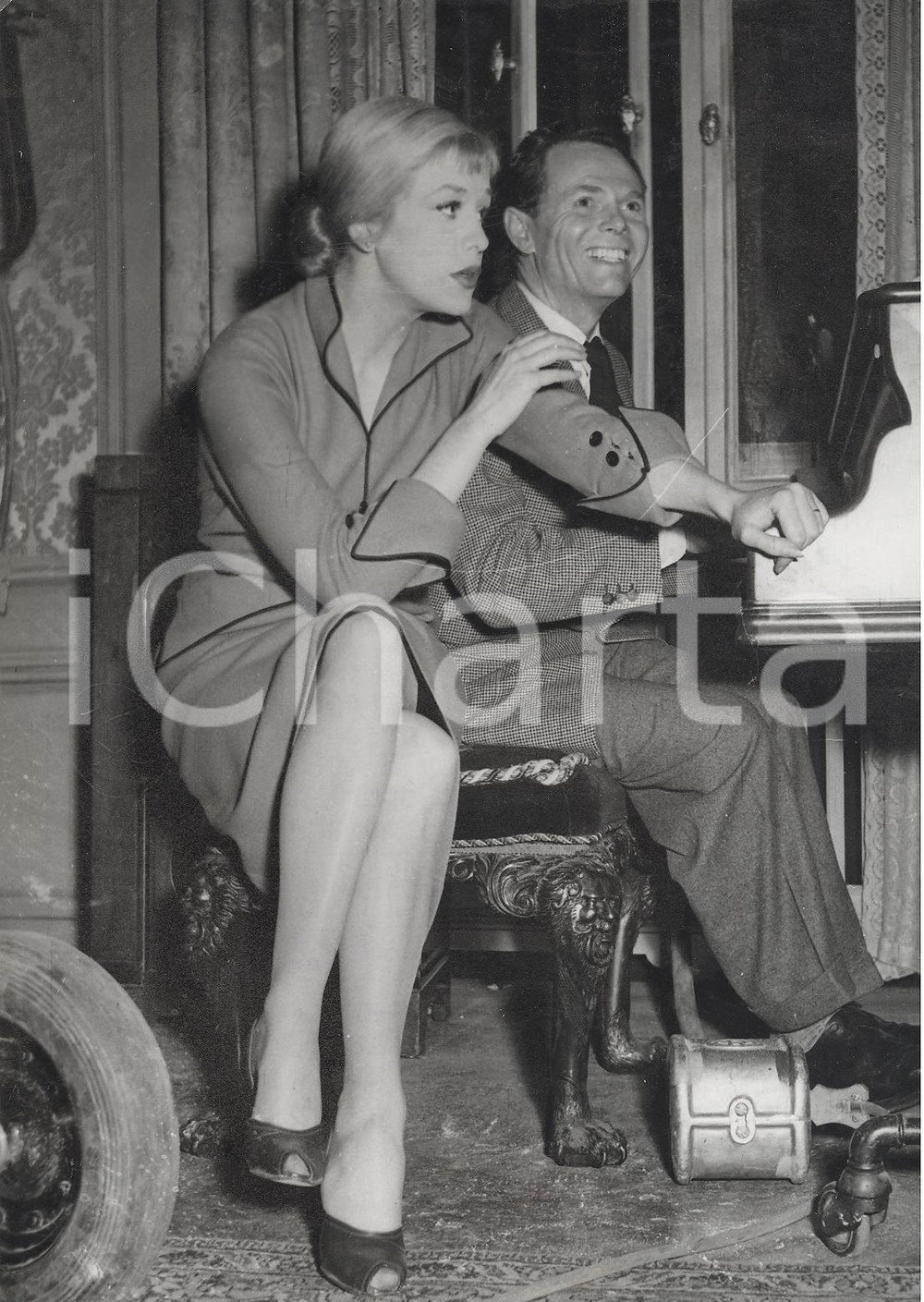 Fotografia d epoca originale 1953 SHEPPERTON STUDIOS Hildegarde NEFF Karl JOHN playing nostalgic notes Photo 1