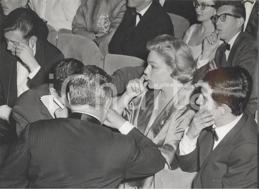 Fotografia d epoca originale 1959 FESTIVAL DI CANNES Simone SIGNORET FranÃ§ois TRUFFAUT durante la premiazione 1