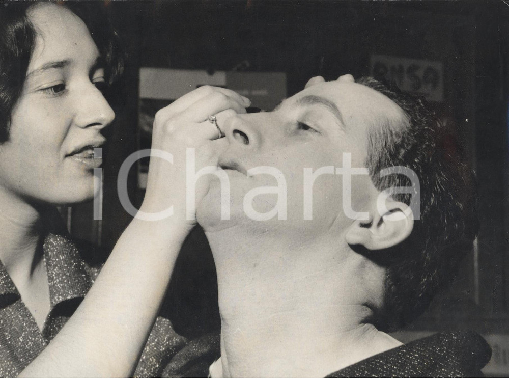 Fotografia d epoca originale 1960 MILANO Danilo PAJOLA si traveste da donna per il film Jovanka e le altre 1