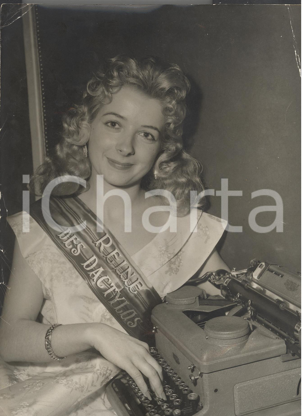 Fotografia d epoca originale 1956 PARIS Janine AUFFRET the new queen of typists with ROYAL typewriter Photo 1