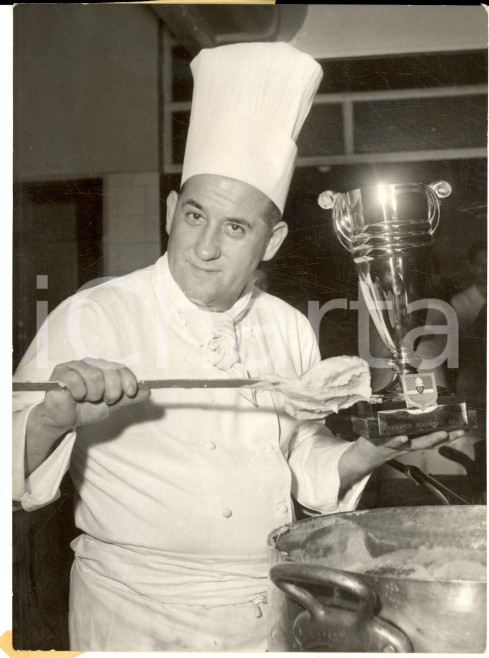 Fotografia d epoca originale 1958 PARIS Chef Georges DURY laurÃ©at du prix Prosper MONTAGNE  Photo 12x16 cm 1