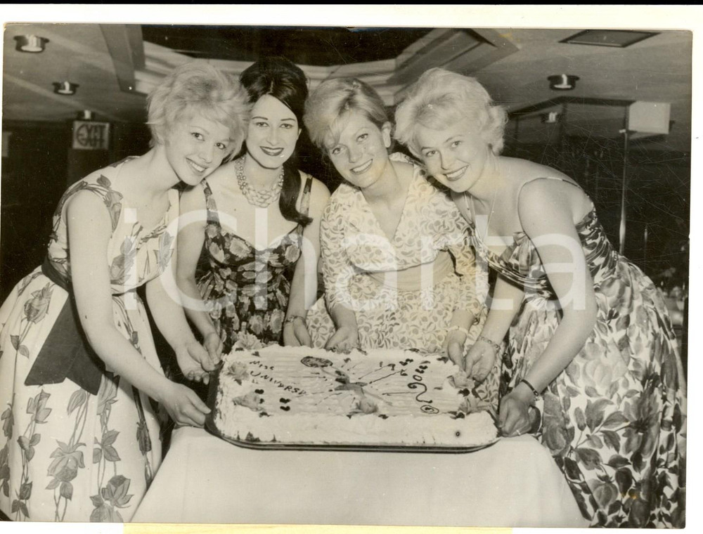Fotografia d epoca originale 1960 NEW YORK Ristorante SCANDIA  Torta per le aspiranti MISS UNIVERSO Foto 1