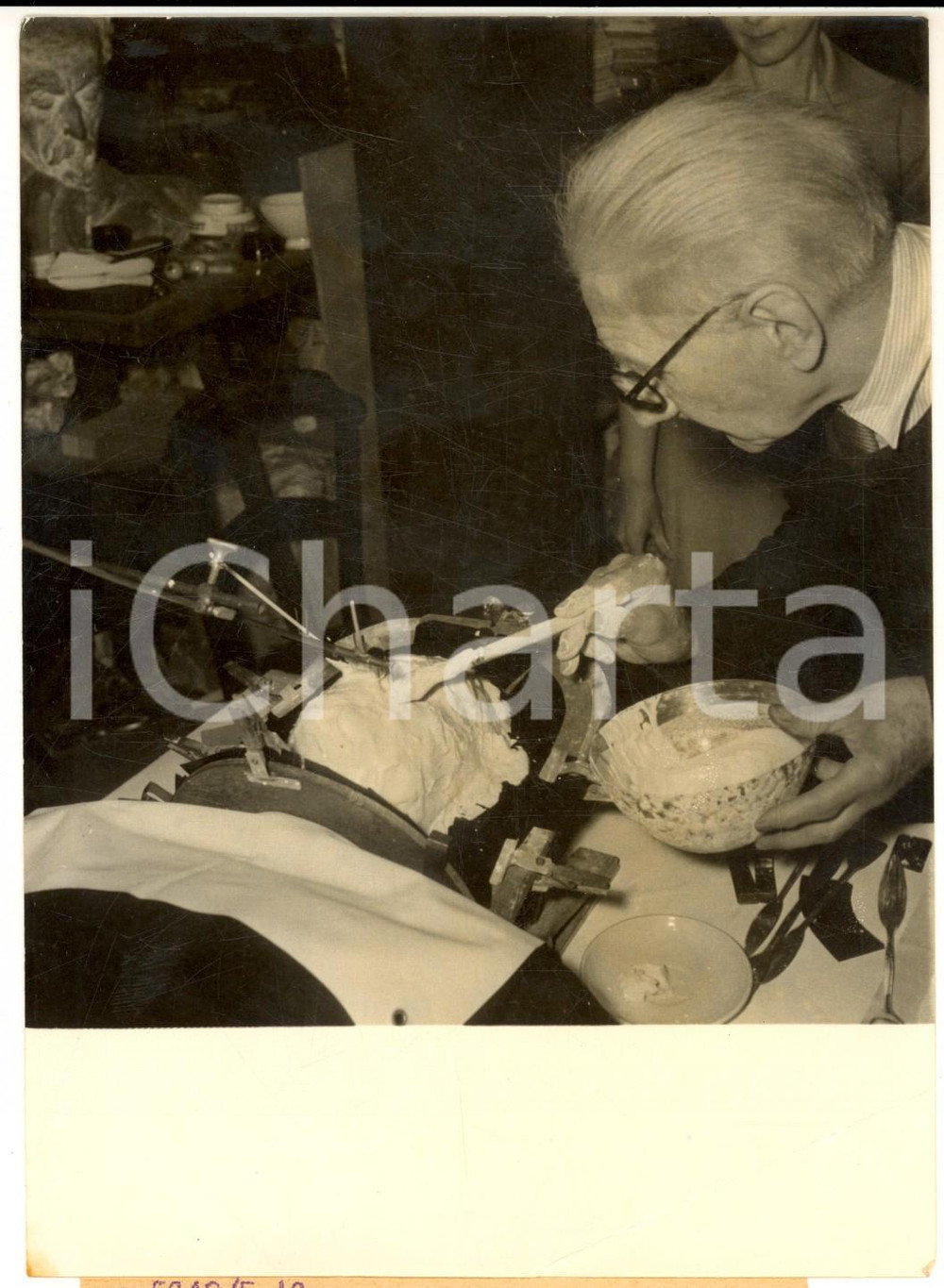 Fotografia d epoca originale 1957 PARIS Creazione della maschera di Gianni ESPOSITO per I Miserabili Foto 1