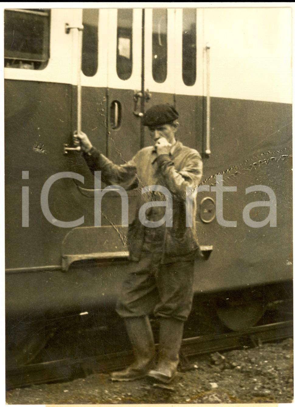1957 POITIERS (F) Cheminot Pierre RIVAT hérite douze millions de sa mère *Photo