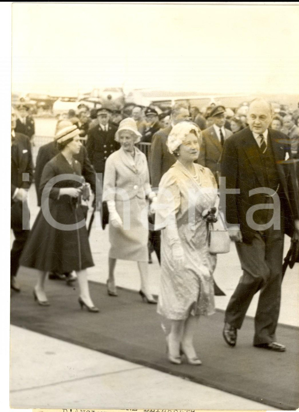 Fotografia d epoca originale 1959 PARIS Sir Gladwyn JEBB accoglie la regina madre Elizabeth BOWESLYON 1