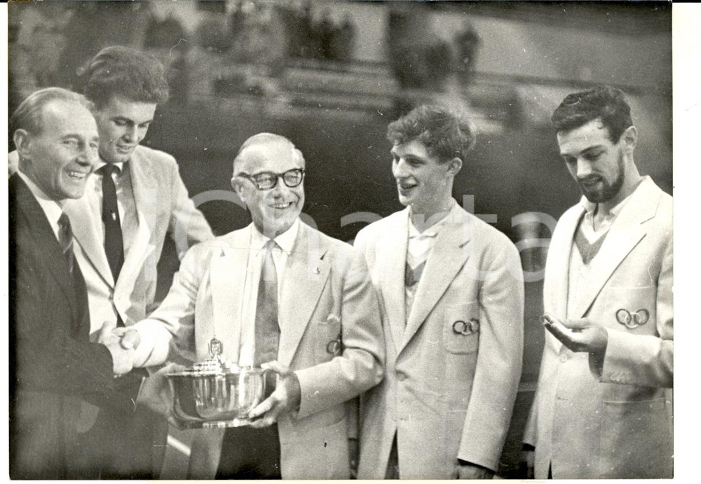 Fotografia d epoca originale 1960 TENNIS Coppa del Re di Svezia  Jean BOROTRA premia la Danimarca con ULRICH 1