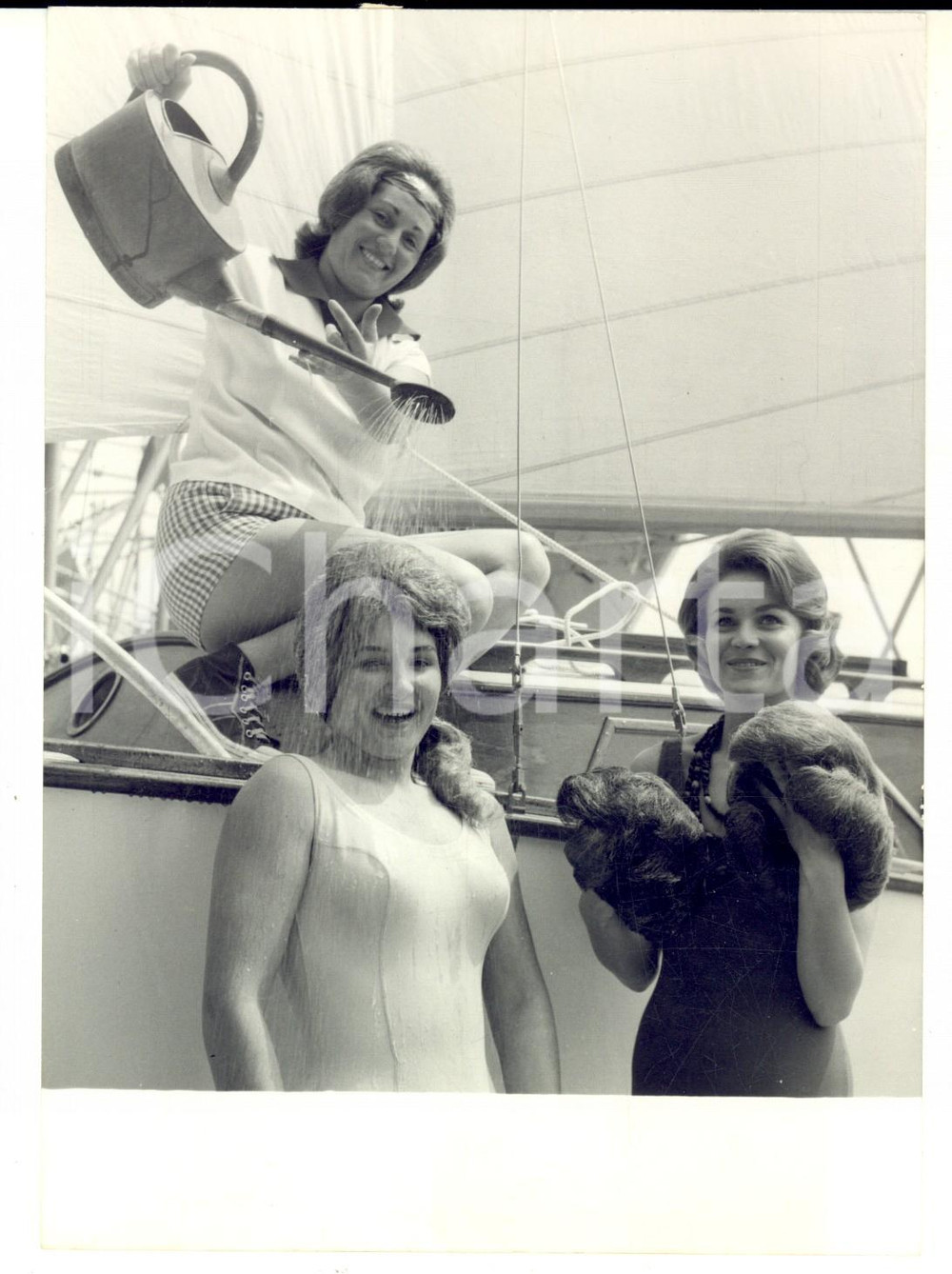 Fotografia d epoca originale 1955 ca FRANCE COTE D AZUR Una doccia con la parrucca Foto CURIOSA 13x18 cm 1