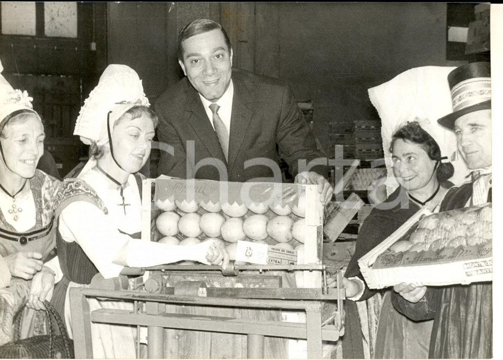 Fotografia d epoca originale 1960 PARIS LES HALLES Jeff LAWRENCE riceve il suo peso in mele Foto 18x12 1