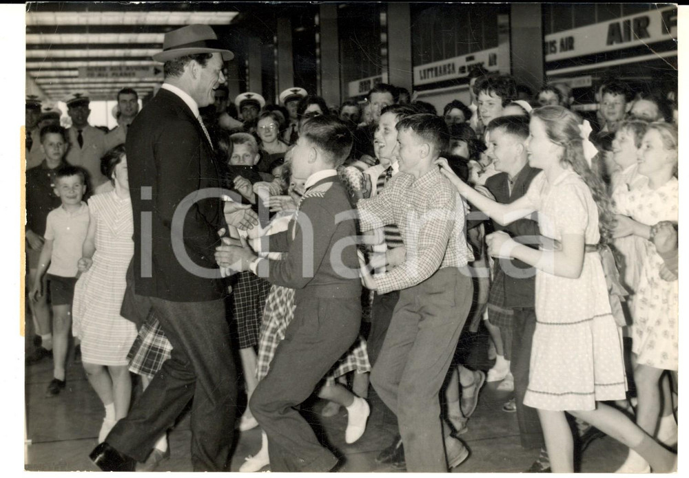 Fotografia d epoca originale 1961 PARIS ORLY Bambini riconoscono Eddie CONSTANTINE Lemmy Caution Foto 1