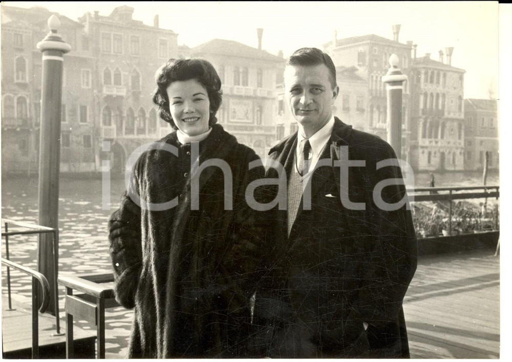 Fotografia d epoca originale 1959 VENEZIA Mostra del Cinema  Ranald NACDOUGALL e Nanette FABRAY Foto 18x13 1