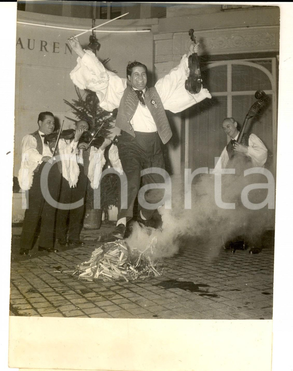 Fotografia d epoca originale 1956 PARIS Gyula TOKIHORVATH re degli zingari  Danza del fuoco Foto 13x18 1