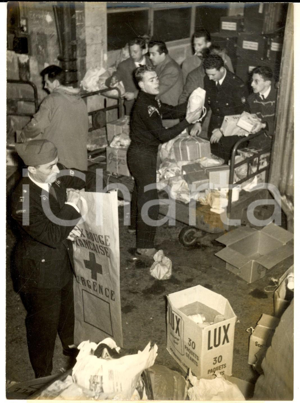 Fotografia d epoca originale 1956 PARIS Vivres et mÃ©dicaments pour les victimes hongroises Photo 13x18 1
