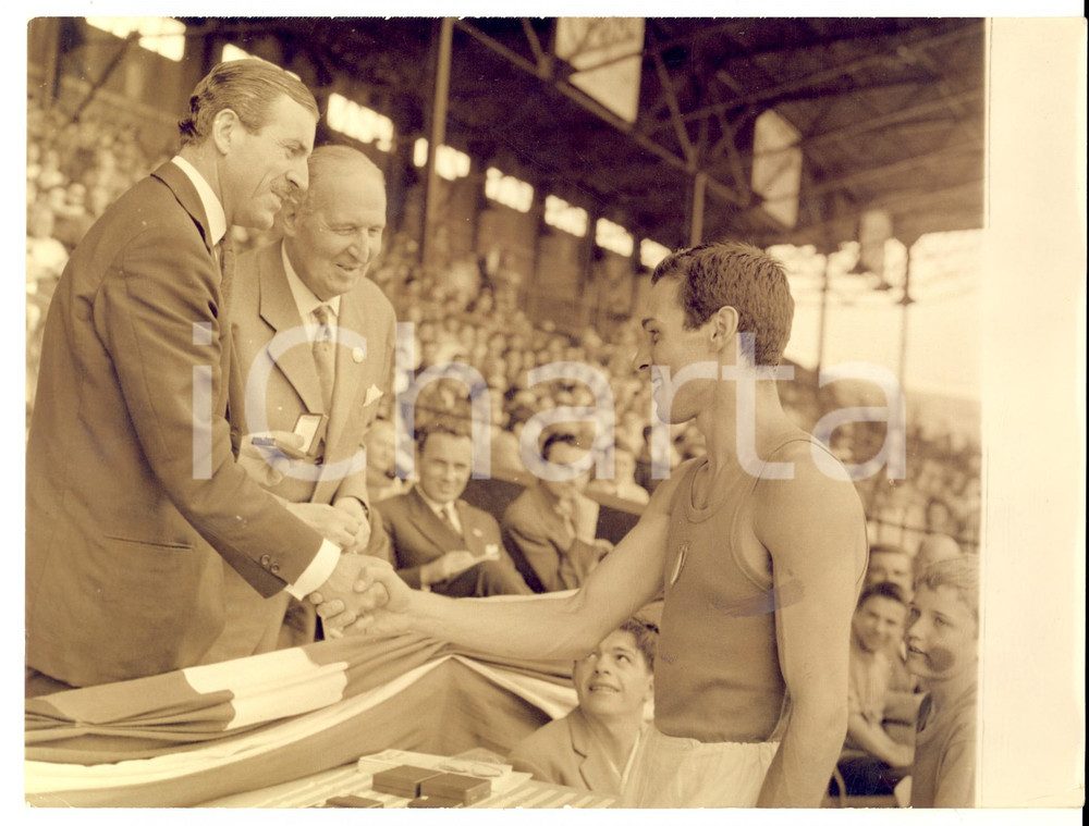 Fotografia d epoca originale 1961 COLOMBES ATLETICA Six Nations  Premiazione Tito MORALE Foto 24x18 cm 1