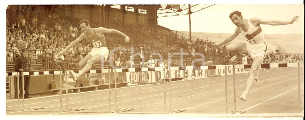 Fotografia d epoca originale 1961 COLOMBES ATLETICA Six Nations  Tito MORALE vince su Helmut JANZ Foto 24x9 1
