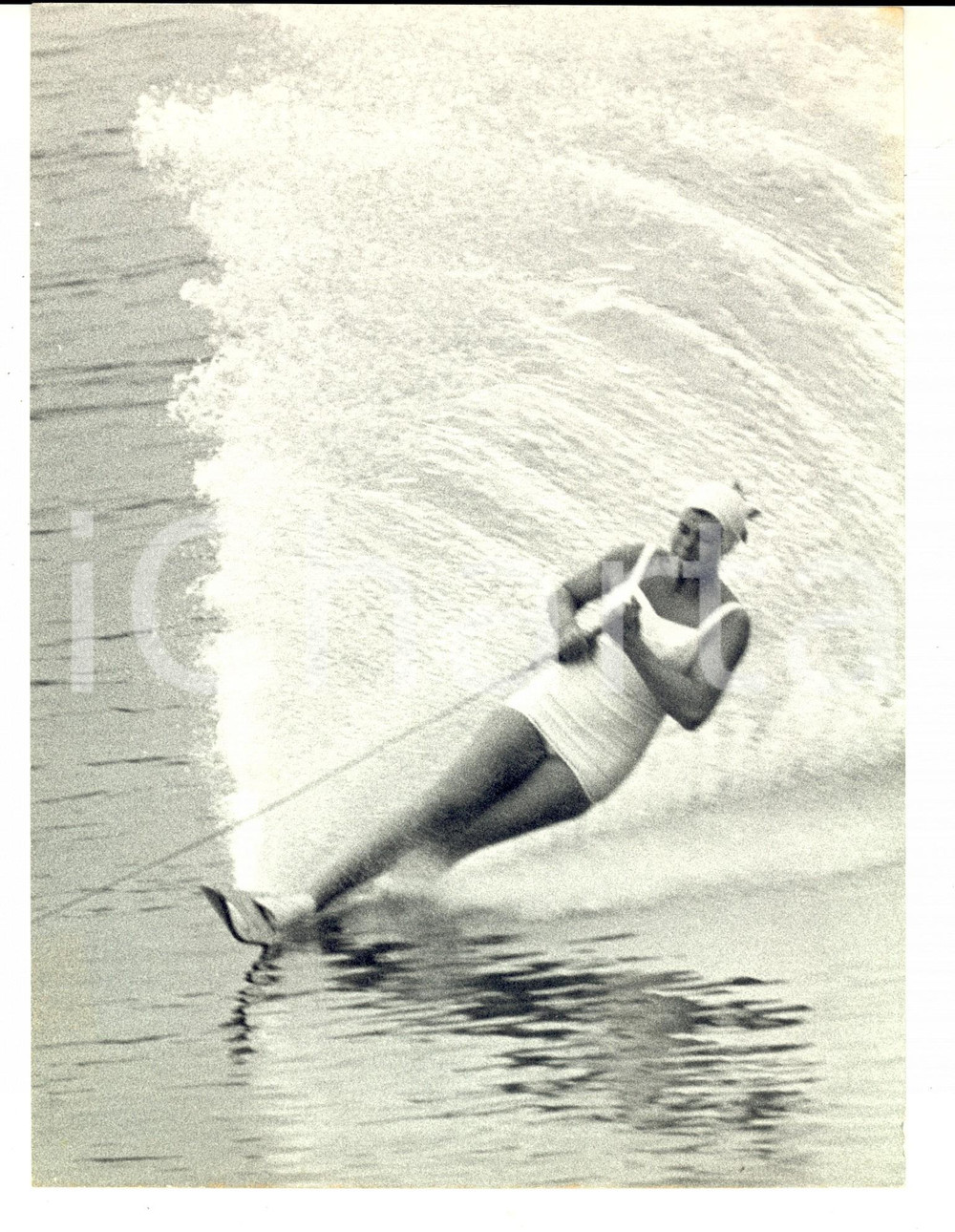 Fotografia d epoca originale 1955 ca MILANO SCI NAUTICO Femminile  Nancie RIDEAU USA in gara Foto 1