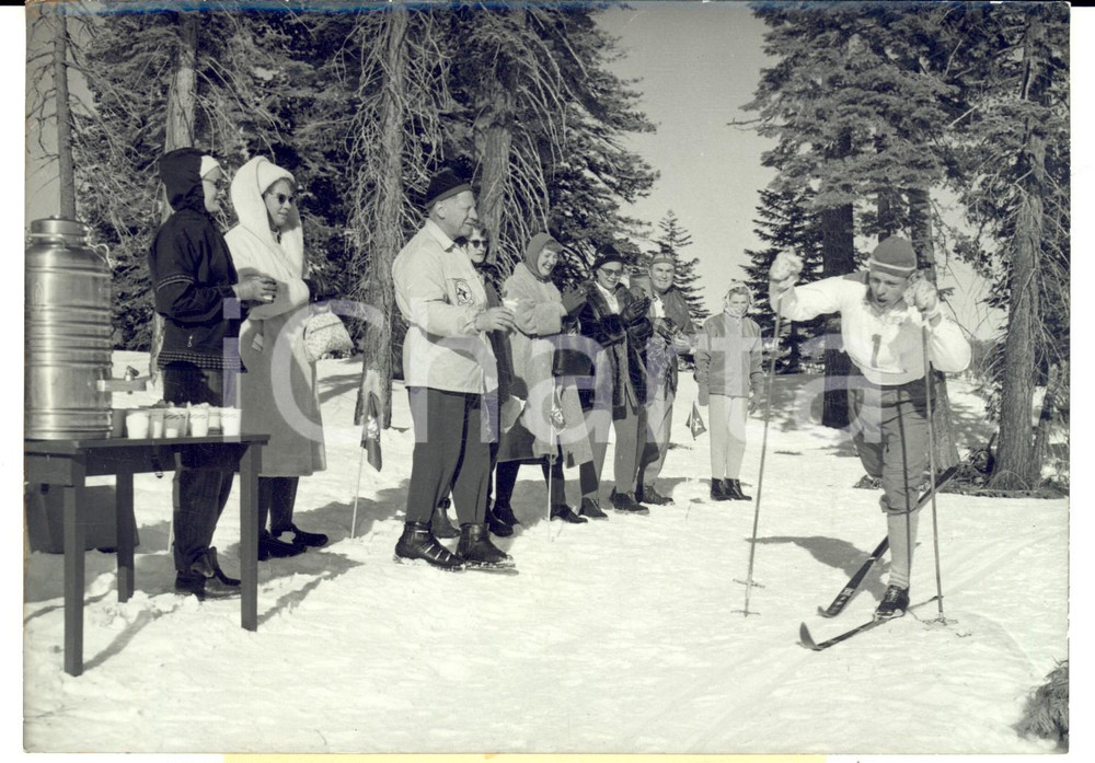 Fotografia d epoca originale 1960 OLIMPIADI SQUAW VALLEY  SCI FONDO  Kalevi HAMALAINEN rifiuta il ristoro 1