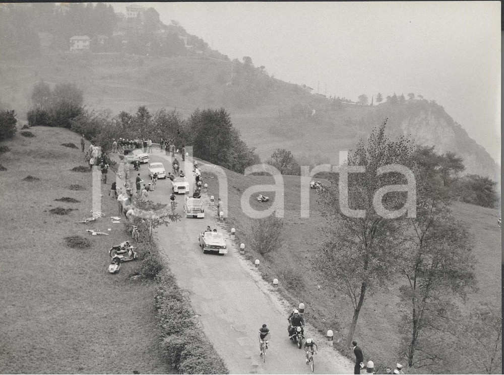 Fotografia d epoca originale 1959 CICLISMO GIRO DI LOMBARDIA Passaggio dei concorrenti Foto 24x18 1