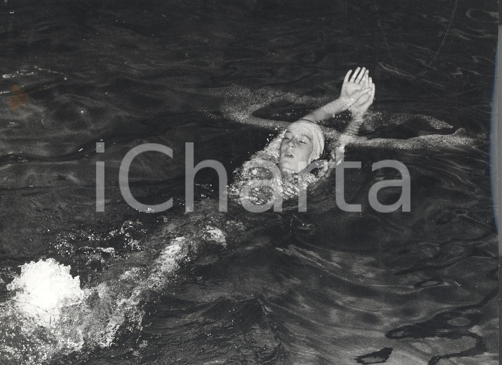 Fotografia d epoca originale 1966 MILANO NUOTO Karen MUIR si allena alla Piscina COZZI Foto 24x18 cm 1
