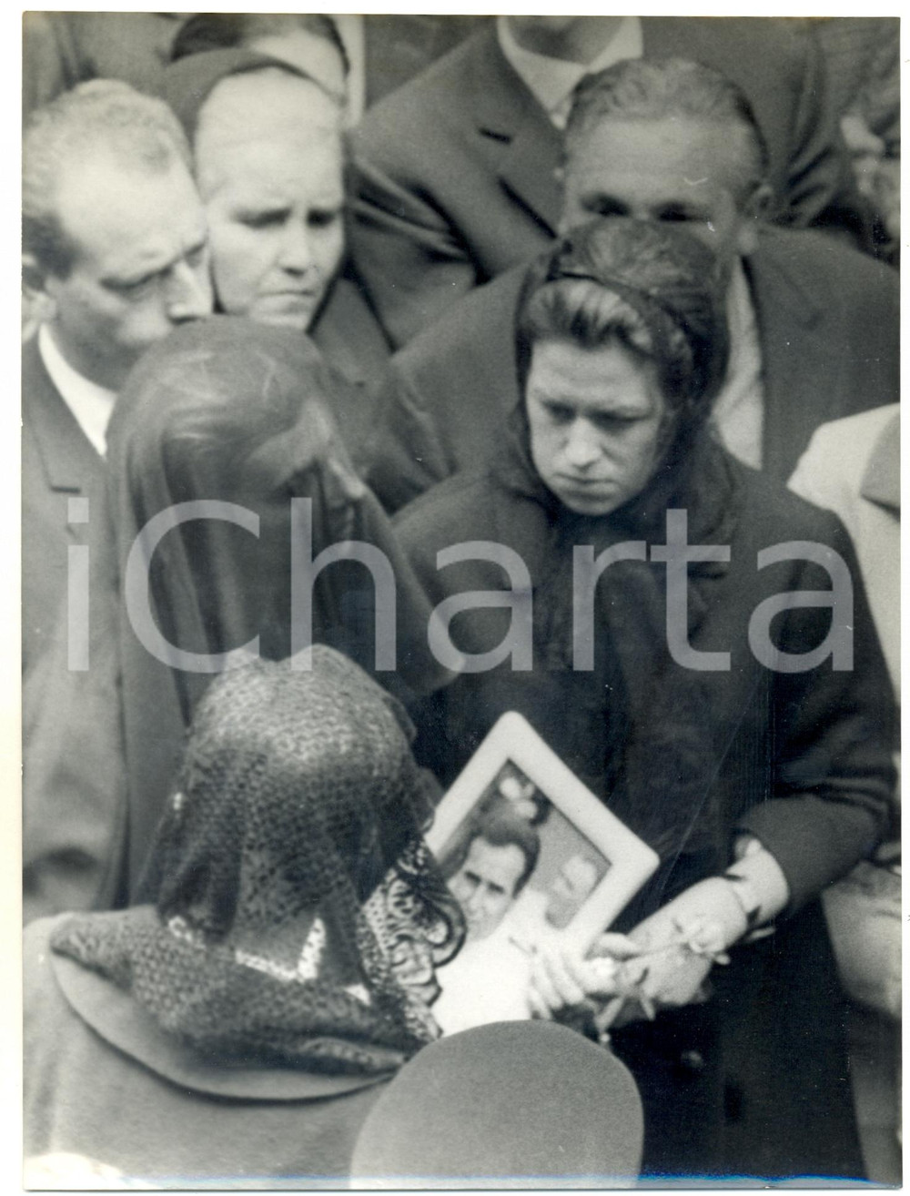 Fotografia d epoca originale 1967 MILANO Funerali Lorenzo BANDINI  Ritratto della moglie Margherita Foto 1