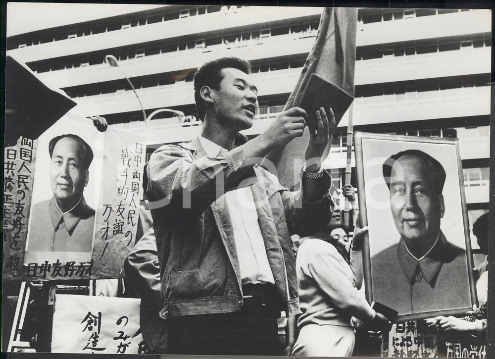 Fotografia d epoca originale 1972 GIAPPONE Giovane legge ad alta voce una citazione di MAO TSE TUNG Foto 1