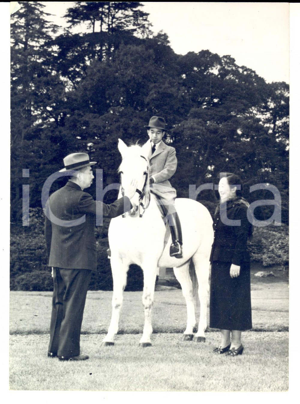 Fotografia d epoca originale 1953 TOKIO Principe AKIHITO a cavallo nel giardino del Palazzo Imperiale Foto 1