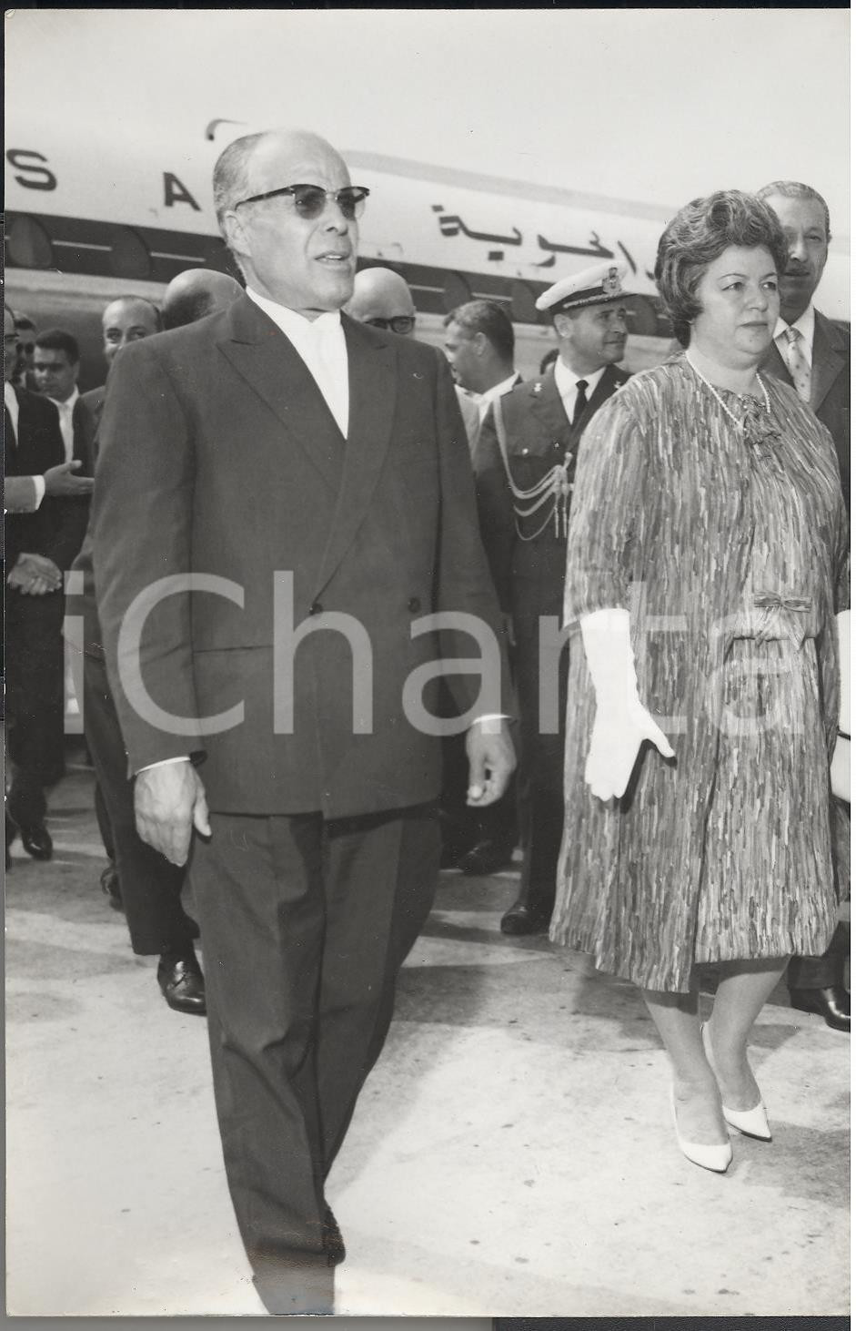 Fotografia d epoca originale 1962 MILANO Linate  Ritratto del presidente Habib BOURGUIBA con la moglie Foto 1