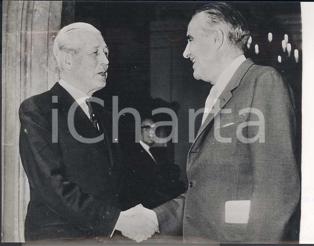 Fotografia d epoca originale 1963 LONDON Mac MILLAN stringe la mano a William AVERELL HARRIMAN Foto 18x13 1