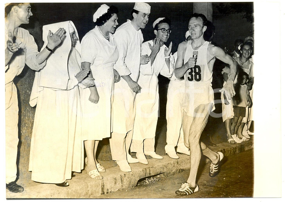 Fotografia d epoca originale 1964 TOKYO  XVIII Olimpiade  Abdon PAMICH vince la marcia 50 km Foto 18x13 1