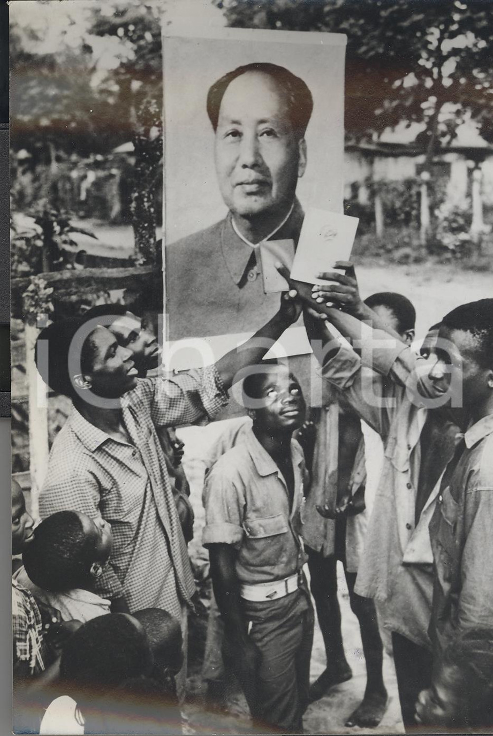 Fotografia d epoca originale 1972 CONGO Operai inneggiano a MAO TSE TUNG Foto RARA 13x18 cm 1