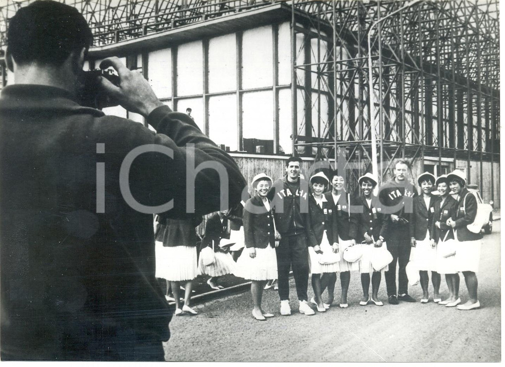 Fotografia d epoca originale 1964 TOKYO XVIII Olimpiade  Atleti italiani posano con ginnaste giapponesi 1