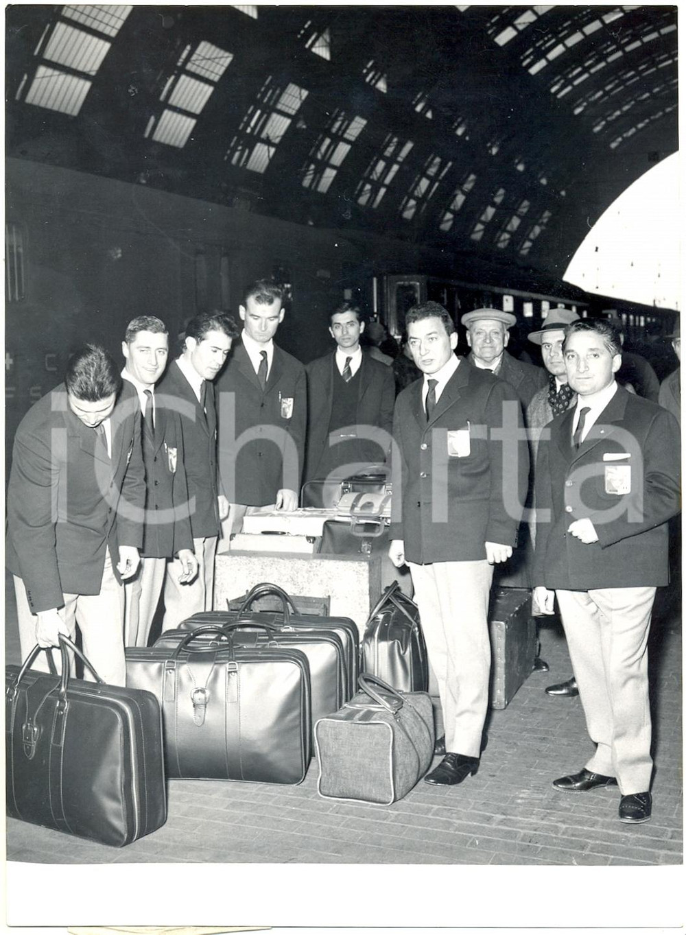 Fotografia d epoca originale 1962 MILANO Stazione Centrale Alpini CAAI in partenza per Ande patagoniche Foto 1