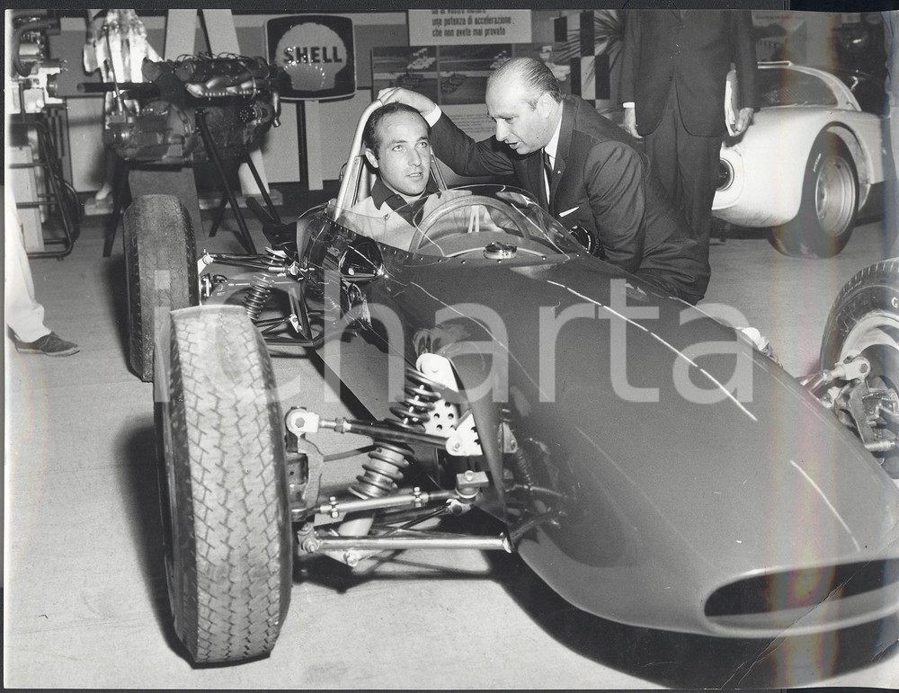 Fotografia d epoca originale 1960 MONZA  Manuel FANGIO confida i suoi segreti al figlio Oscar Cacho ESPINOSA 1