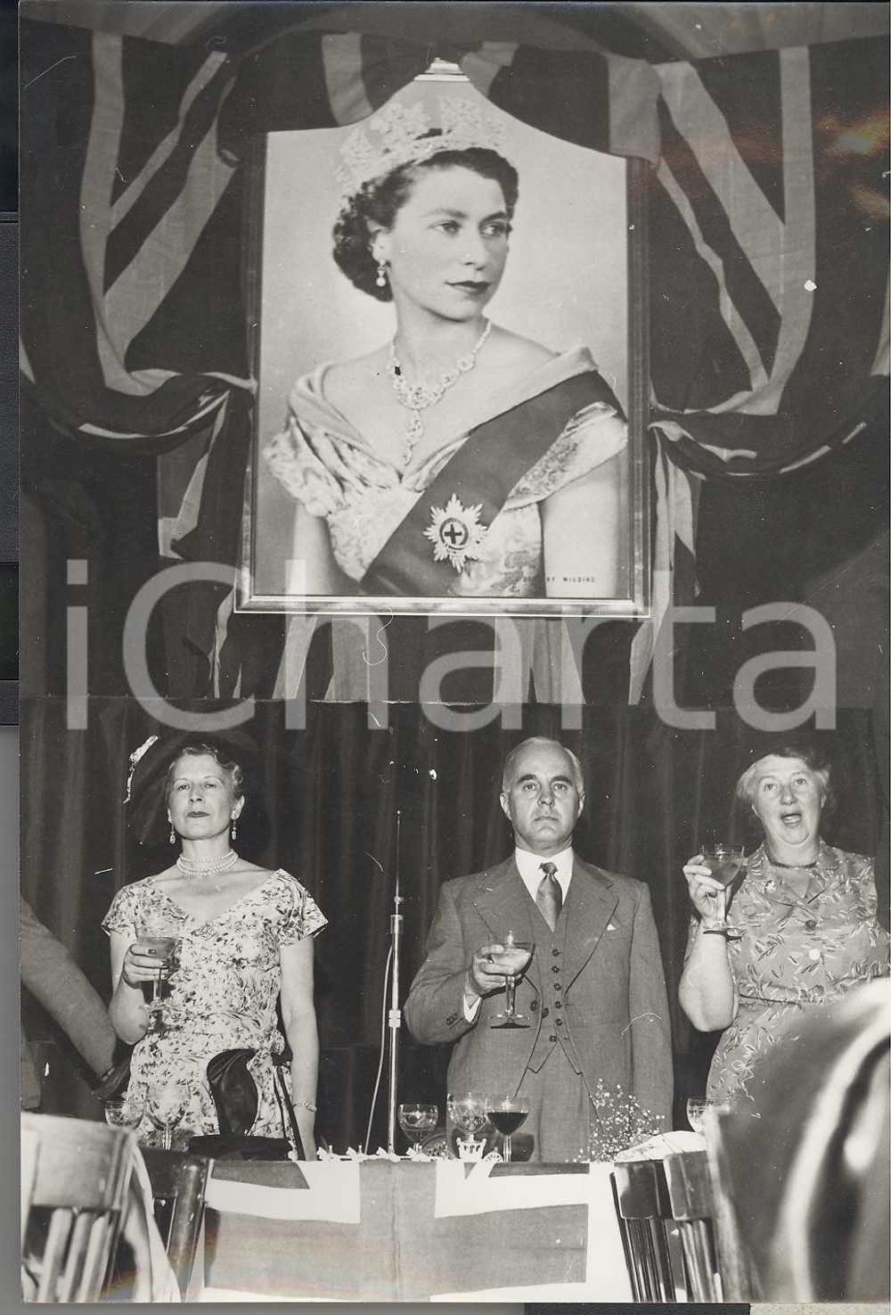 Fotografia d epoca originale 1953 MILANO George V. KITSON brinda in onore dell incoronazione di Elisabetta II 1