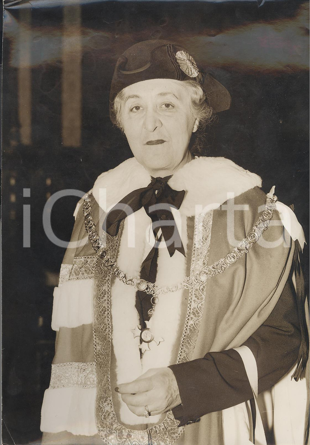 Fotografia d epoca originale 1958 LONDON Lady SWANBOROUGH first woman to enter in the House of Lords Photo 1