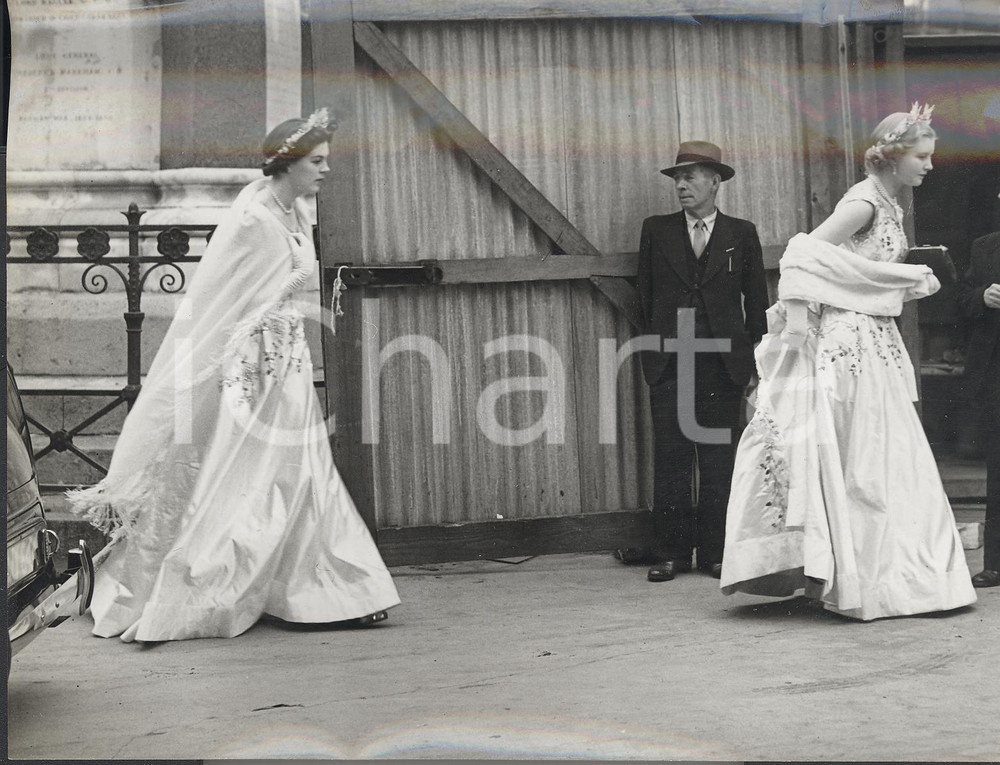 Fotografia d epoca originale 1953 LONDON Coronation Rehearsal Queen maids of honour Moira HAMILTON Anne COKE 1