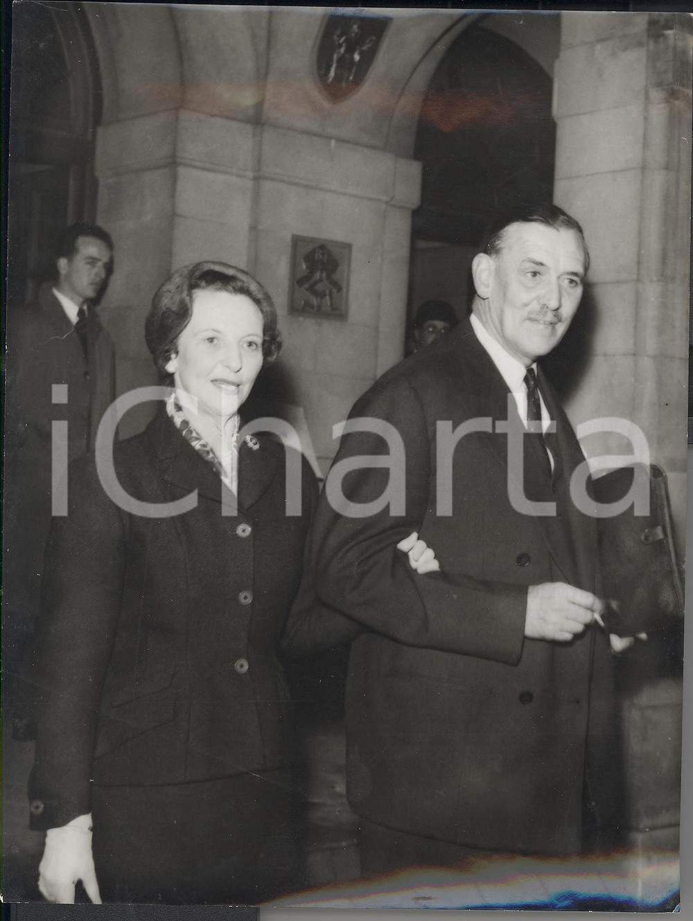 Fotografia d epoca originale 1957 LONDON Lord and Lady KINDERSLEY leaving after Bank Rate hearing Photo 1