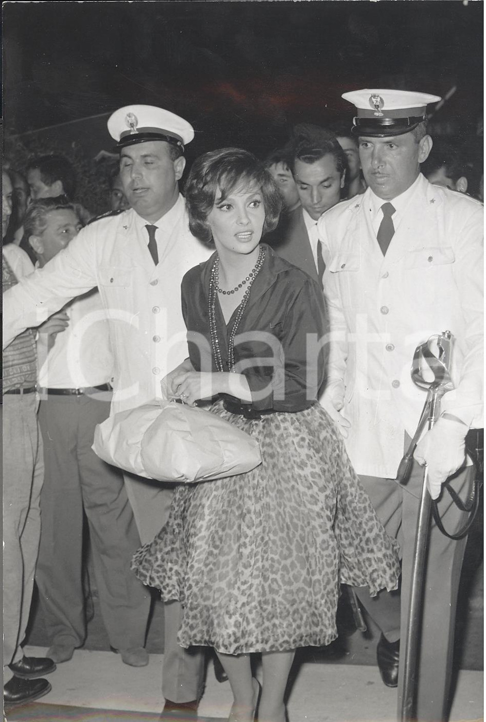 1960 ROMA Gina LOLLOBRIGIDA passeggia per la città scortata dalla polizia *Foto 