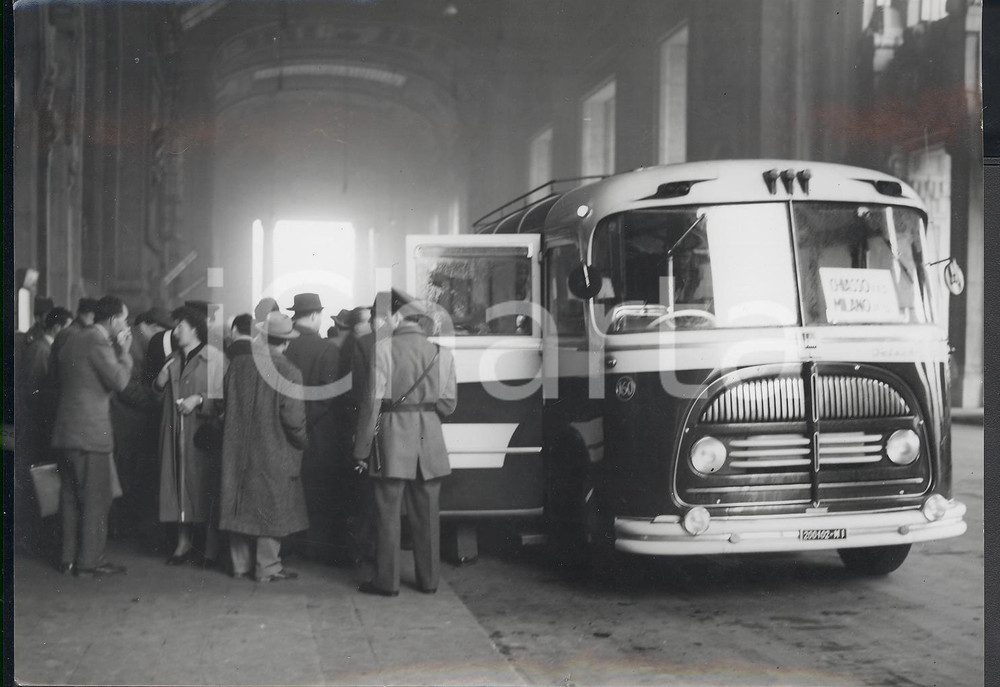 Fotografia d epoca originale 1953 MILANO Sciopero Generale  Pullman sostitutivo in partenza per Chiasso FOTO 1