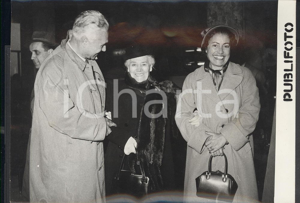 Fotografia d epoca originale 1954 ROMA Ciampino  Piero TARUFFI in partenza per la Carrera Panamericana Foto 1