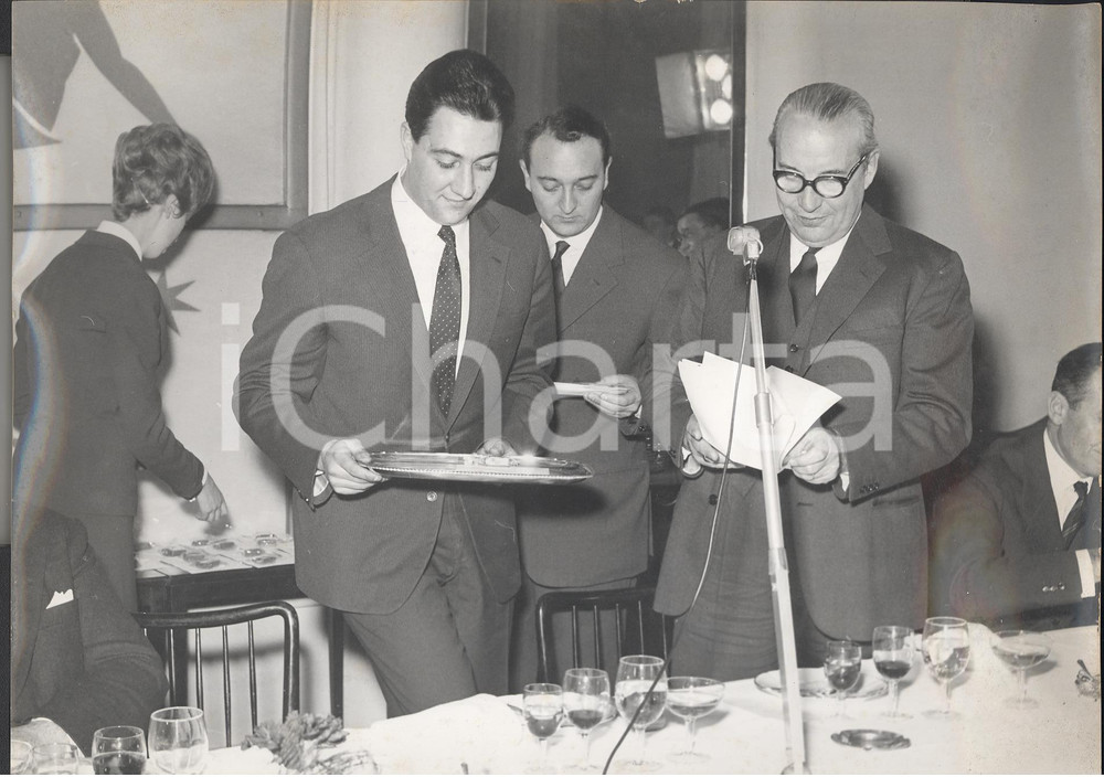Fotografia d epoca originale 1963 TORINO Alfredo DELLA SETA premia il pilota dell anno LANCIA Silvano STEFANI 1