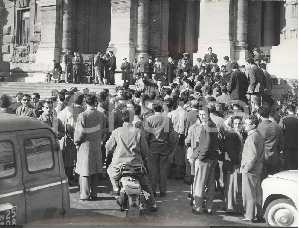 Fotografia d epoca originale 1957 ROMA Studenti della facoltÃ  di medicina protestano contro l esame di Stato 1