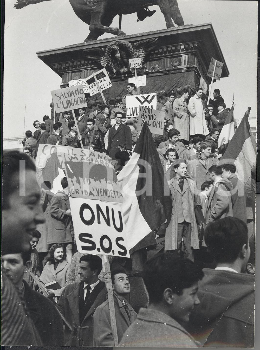 Fotografia d epoca originale 1956 MILANO Piazza del Duomo  Manifestazione studentesca a favore dell Ungheria 1
